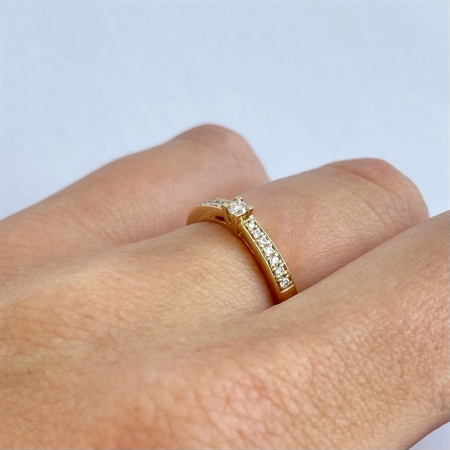 Kleopatra Queen ring i guld med 0,15ct brillant